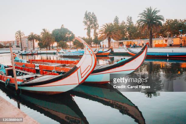 traditional boats on the canal in aveiro, portugal - aveiro stockfoto's en -beelden