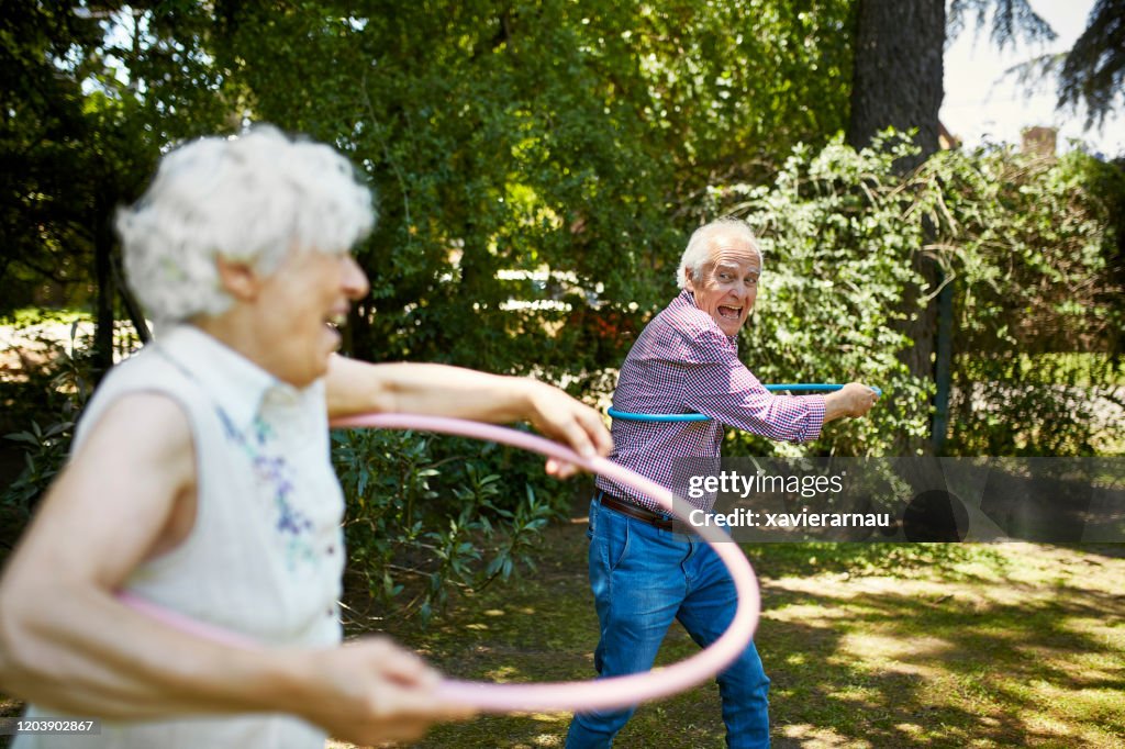 Actieve senioren swingende hoepels in Buenos Aires Backyard