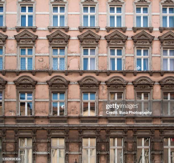 facades of pre-war residential buildings in the district of prenzlauer berg, berlin, germany - prenzlauer berg stock-fotos und bilder