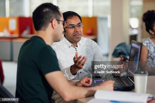 twee collega's bespreken werk - development and coding stockfoto's en -beelden