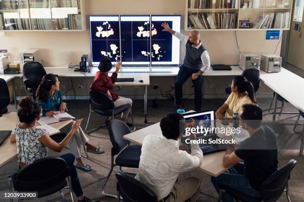 presentación en el aula de tecnología científica con estudiantes maduros - medical software fotografías e imágenes de stock