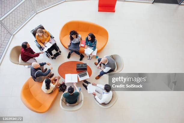 discusión en grupo diversa - grupo de competencia fotografías e imágenes de stock