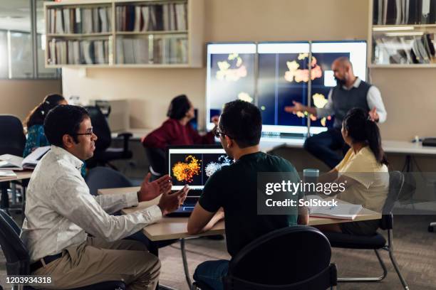 volwassen studenten in klas discussie - onderwijsinstituten en organisaties stockfoto's en -beelden