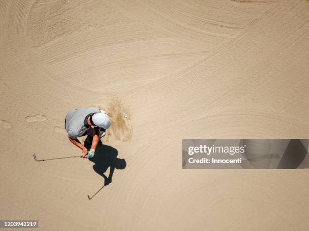 man playing golf on bunker - búnker fotografías e imágenes de stock