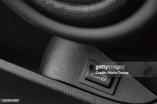 automatic trunk opening - closing car boot fotografías e imágenes de stock