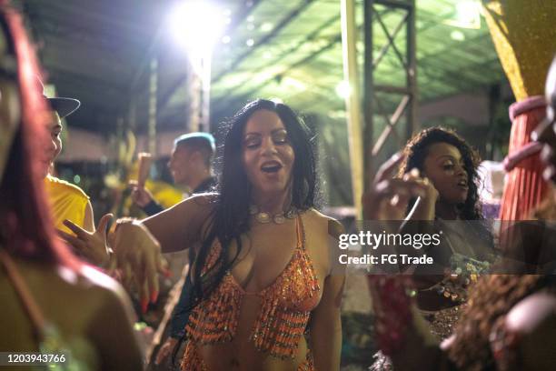 people celebrating and dancing brazilian carnival - samba dancer imagens e fotografias de stock