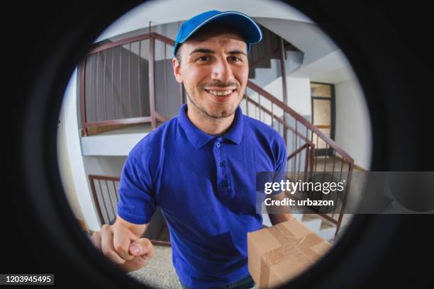 postbode met pakket bij de deur - knocking stockfoto's en -beelden