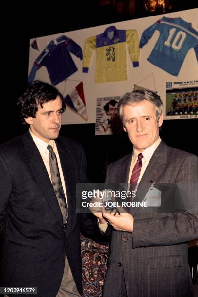 Aldo Platini , père du footballeur français Michel Platini , montre la médaille d'or qu'il a reçue le 16 décembre 1987, lors du vernissage de...