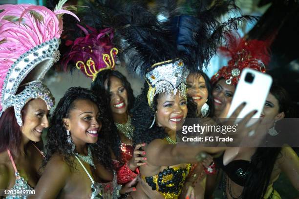 frau (passistas) macht ein selfie feiern brasilianischen karneval - carnaval rio stock-fotos und bilder
