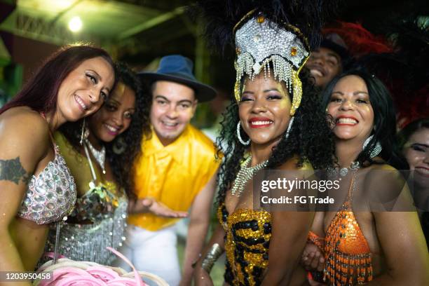 portret van vrienden (passistas) bij braziliaans carnaval - carnaval in rio de janeiro stockfoto's en -beelden