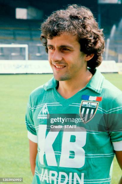 Michel Platini, joueur de l'AS Saint Etienne, pose au stade Geoffroy Guichard de Saint Etienne en septembre 1981. AFP PHOTO