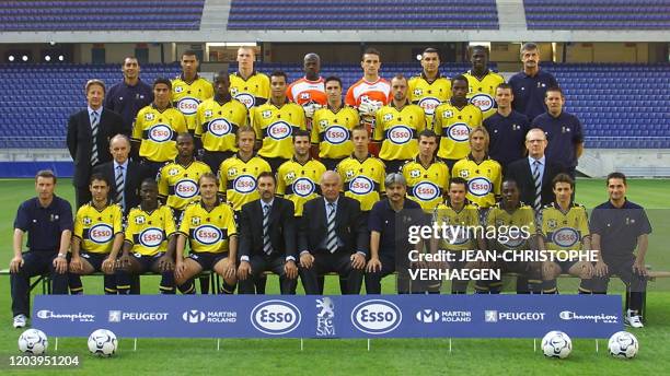 Photo officielle de l'équipe du FC Sochaux-Montbeliard pour la saison 2003-2004, prise le 26 août 2003 au stade Bonal de Montbeliard. 1er rang : Eric...
