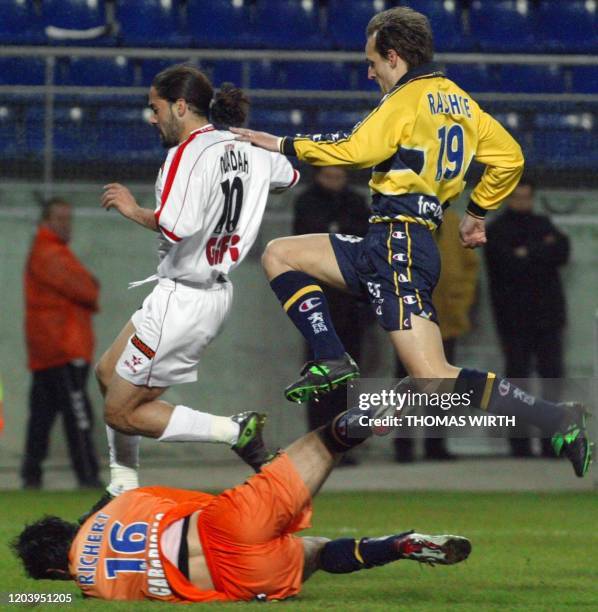 Le joueur d'Ajaccio Abdelnasser est à la lutte avec les joueurs de Sochaux, le gardien de but Teddy Richert et le défenseur Philippe Raschke , le 14...