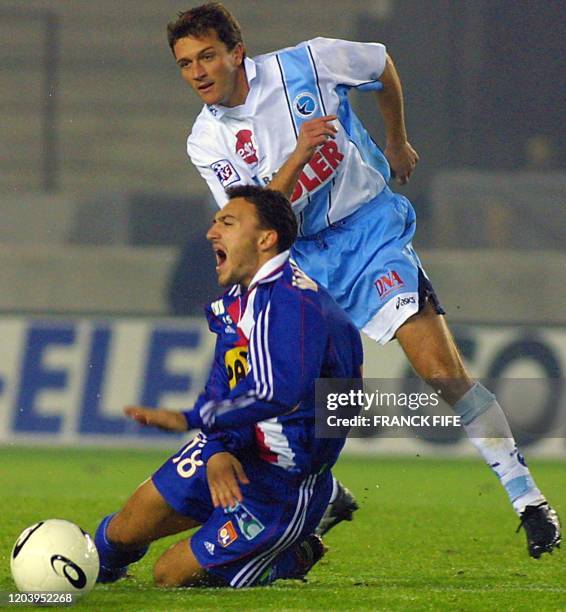 Le Lyonnais Steed Malbranque se fait tacler par le Strasbougeois Pascal Johanssen, le 25 novembre 2000 au stade de la Meineau à Strasbourg, lors de...