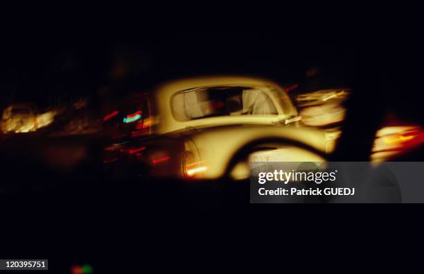 Traffic: ambassador car in India - Book "Exterieur Nuit".