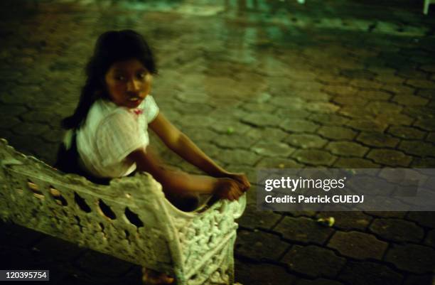 Kid on a bench at night in Veracruz, Mexico - Book "Exterieur Nuit".