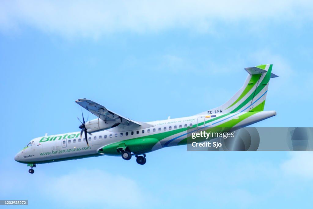 Binter Canarias 650 ATR 72 Flugzeuglandung auf Flughafen Cristiano Ronaldo auf der Insel Madeira, Portugal