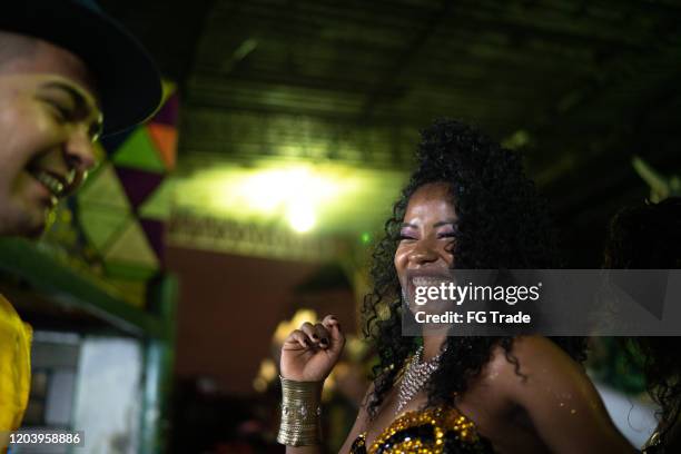 ブラジルのカーニバルを祝い、踊る人々 - carnival parade in sao paulo ストックフォトと画像