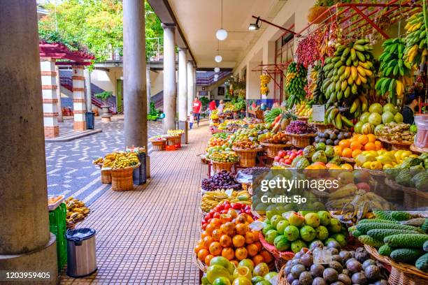 obstmarkt bauernmarkt in funchal auf madeira insel mit verschiedenen tropischen früchten ausgestellt - madeira material stock-fotos und bilder