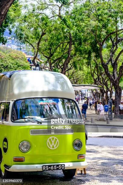 oldtimer volkswagen transporter van food truck auf der avenida arriaga in funchal auf madeira - portugal graveyard stock-fotos und bilder