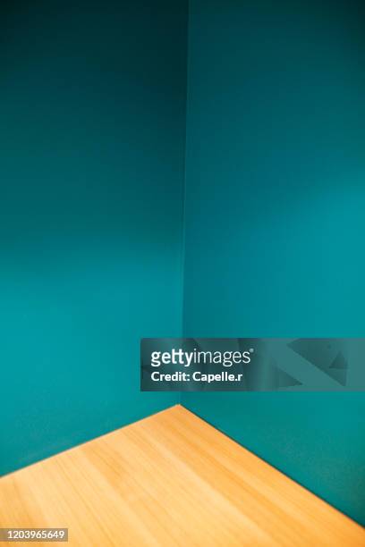 art abstrait - luminaire moderne et mur bleu canard - mur bleu stockfoto's en -beelden