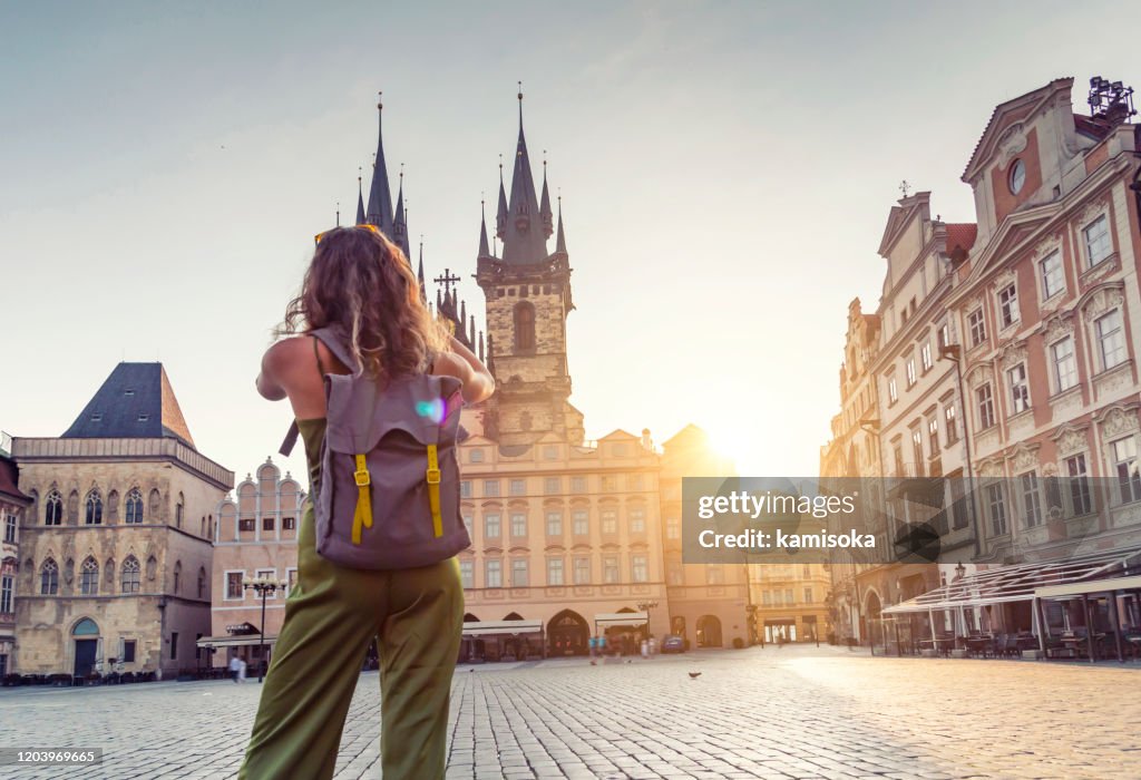 年輕女子在布拉格的廷教堂拍照