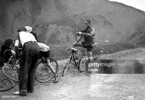 Photo prise le 23 juillet du cycliste Mario Vicini dans le col du Galibierlors de la 15ème étape, Briançon-Aix-les-Bains, du Tour de France 1938.