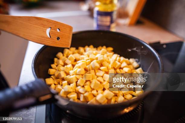 gastronomie - cuisine de petite pomme de terre carrés à la poêle - electric stove burner ストックフォトと画像
