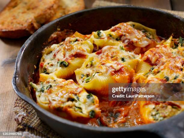 ricotta, spinat und rindfleisch gefüllte shell pasta - cannelloni stock-fotos und bilder