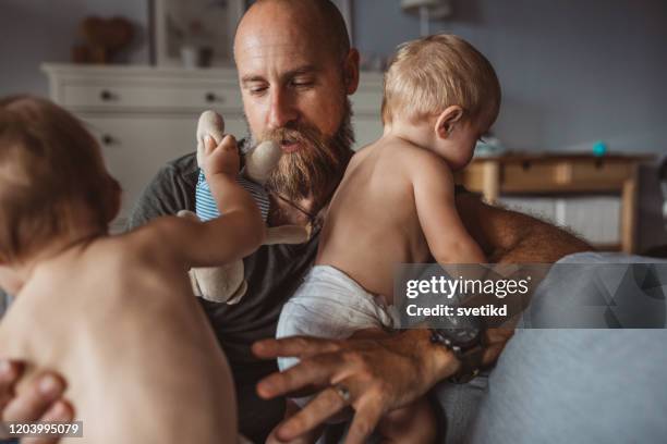 vader en dochters - twin babies stockfoto's en -beelden