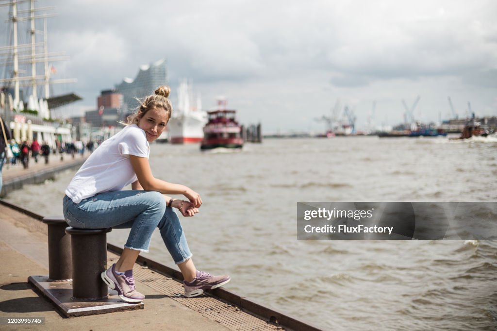 Blonde Mädchen genießen frische Luft