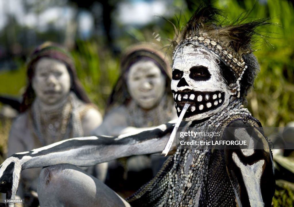 Skeleton Woman Smoking In Mount Hagen, Papua New Guinea On September 24, 2007 -