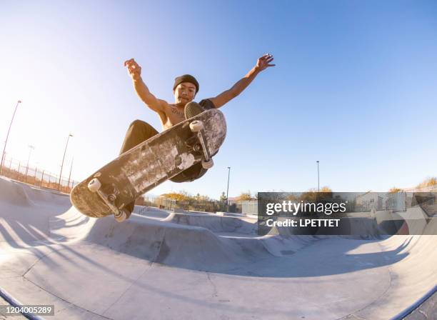 truco de skateboarding - monopatín artículos deportivos fotografías e imágenes de stock