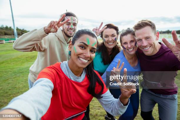 competidores que se selfien en el evento stampede - fundraising fotografías e imágenes de stock