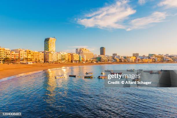 city beach of las palmas gran canaria spain - ilha de gran canaria imagens e fotografias de stock