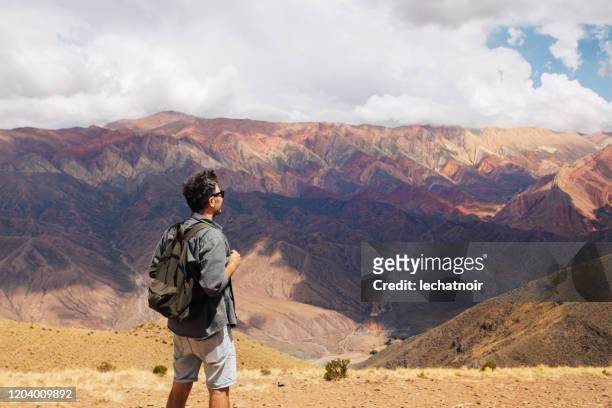 toeristenmens die de bergen van argentinië onderzoekt - salta argentina stockfoto's en -beelden