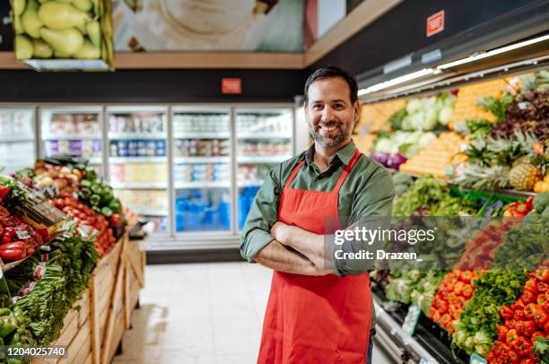 retrato fo empleado latino en supermercado - supermercado fotografías e imágenes de stock