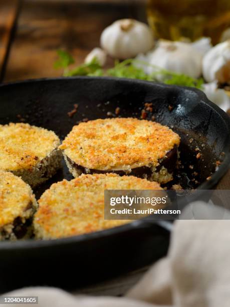 fare parmigiano di melanzane - melanzana foto e immagini stock