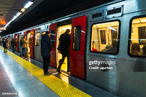 la gente sta salendo in metropolitana alla stazione di ankara, nel distretto di yenimahalle. - metropolitana foto e immagini stock