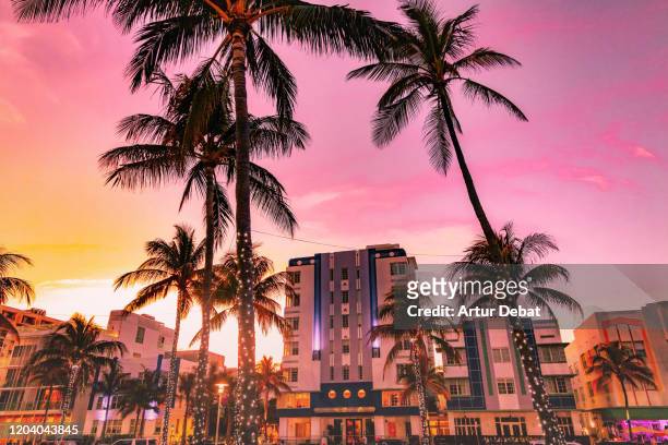 the waterfront of the famous ocean driver art deco district of miami beach with stunning sunset. - art deco architecture stock-fotos und bilder
