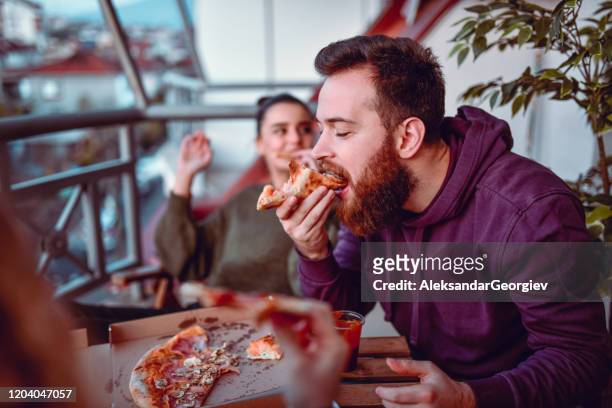 freunde genießen pizza als snack - kauen stock-fotos und bilder
