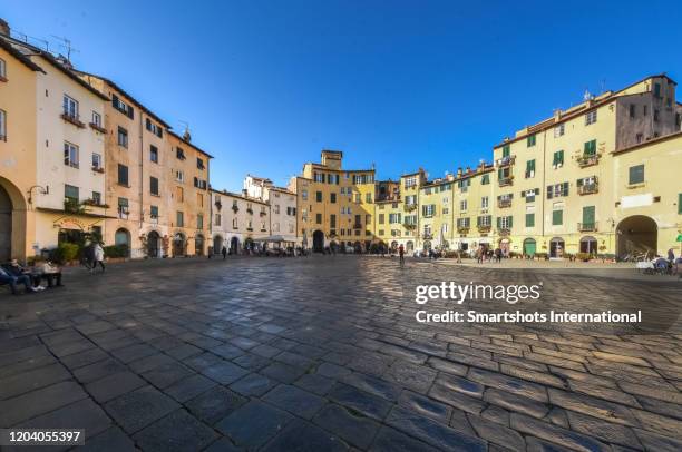 majestic "piazza anfiteatro" oval square in lucca, tuscany, italy - lucca photos et images de collection