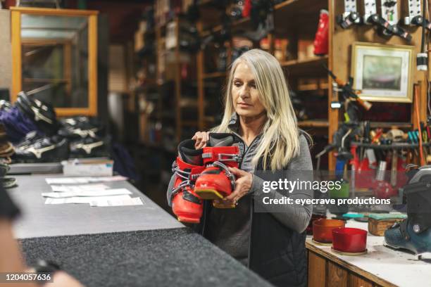 verkoopster in skiverhuur- en reparatiewerkplaats in verschillende productiefasen - skischoen stockfoto's en -beelden