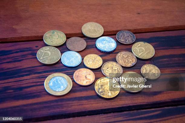 monedas brasileras de diferentes valores. paraty, brasil. - valores stock pictures, royalty-free photos & images