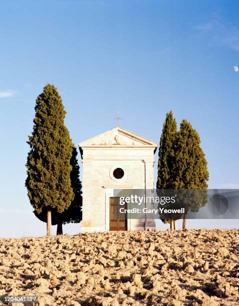 capella di vitaleta church in tuscany at sunrise - capella di vitaleta stock pictures, royalty-free photos & images