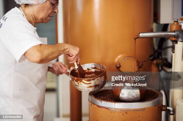 proces van het maken van chocolade - chocolate factory stockfoto's en -beelden