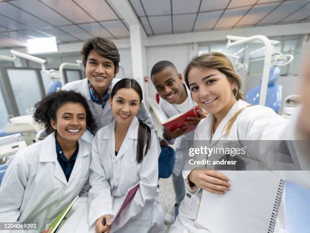 groupe d’étudiants en médecine prenant un selfie à l’école - hygiène-dentaire photos et images de collection