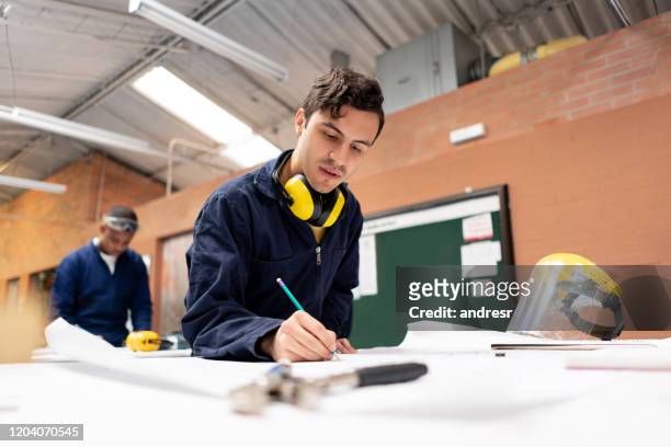 studente stem in un corso di ingegneria in un workshop - students work foto e immagini stock
