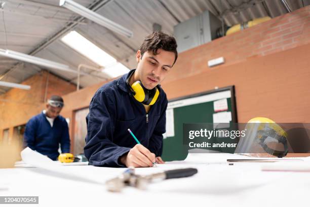 stem student i en ingenjörsklass på en workshop - praktikant bildbanksfoton och bilder