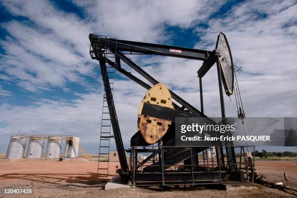 On the tracks of Lewis and Clark in United States in 1997 - Oil well in North Dakota.